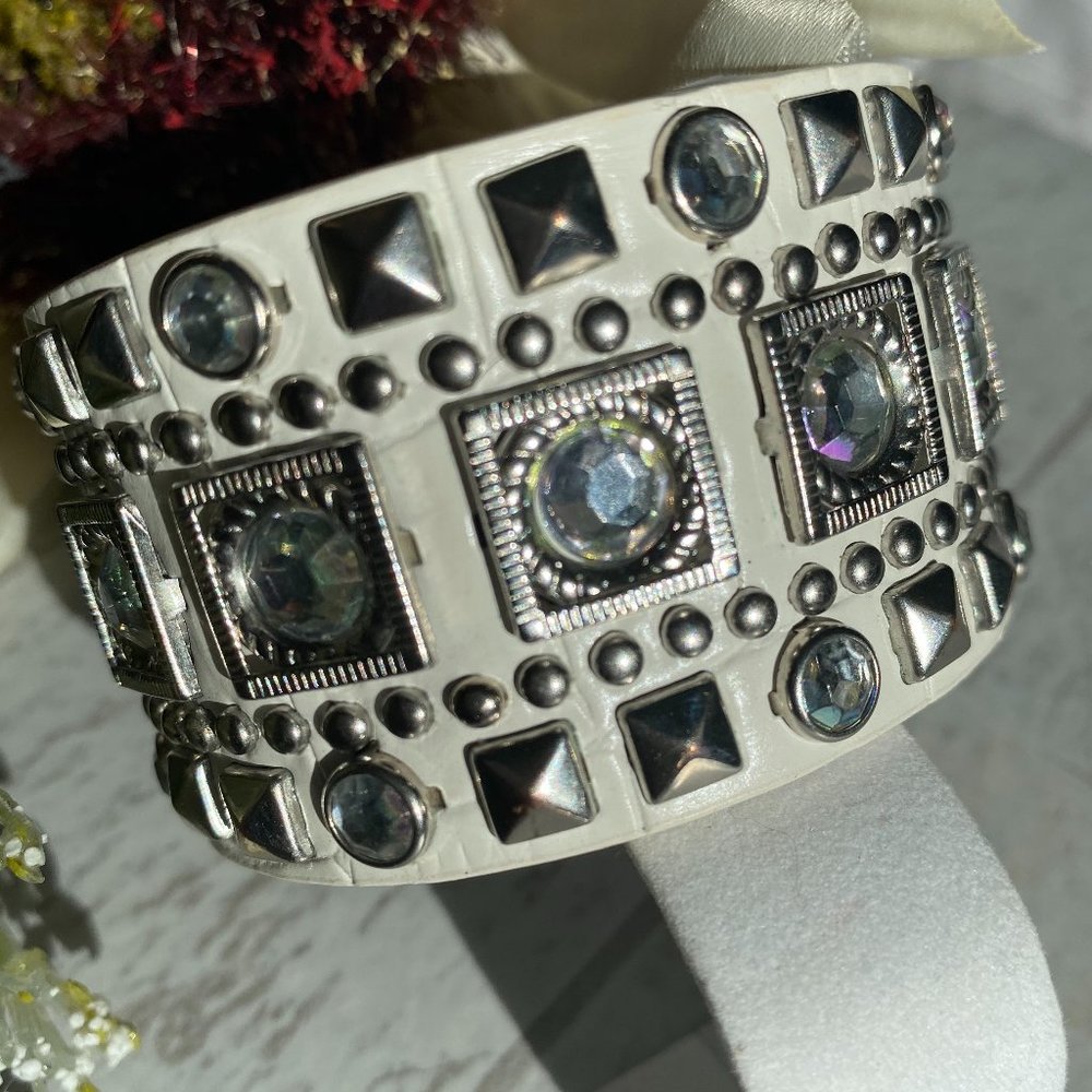 💥 White Leather with Silver Studs Snap Bracelet